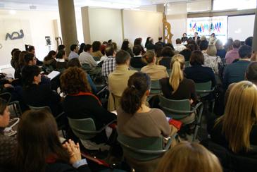  Imagen Cientos de personas entregan su currículum vitae a las empresas colaboradoras en el primer Encuentro de Empleo de la localidad