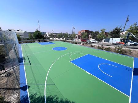 Finalizada la remodelación de la pista de baloncesto de la calle Pedraza