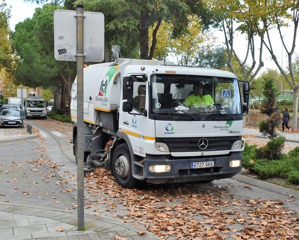 El Ayuntamiento cuenta con cinco barredoras y un equipo adicional para la campaña de recogida de las hojas